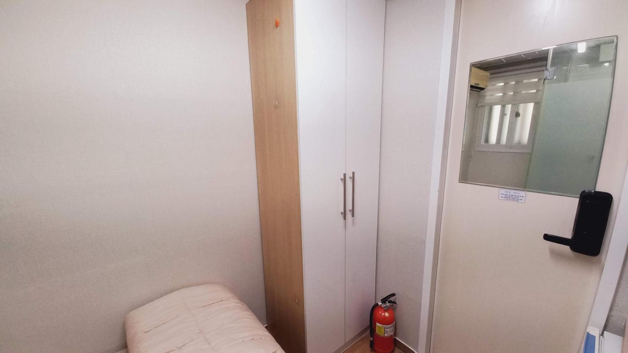 Haechi Stay Guesthouse - For Foreigners Only Сеул Экстерьер фото